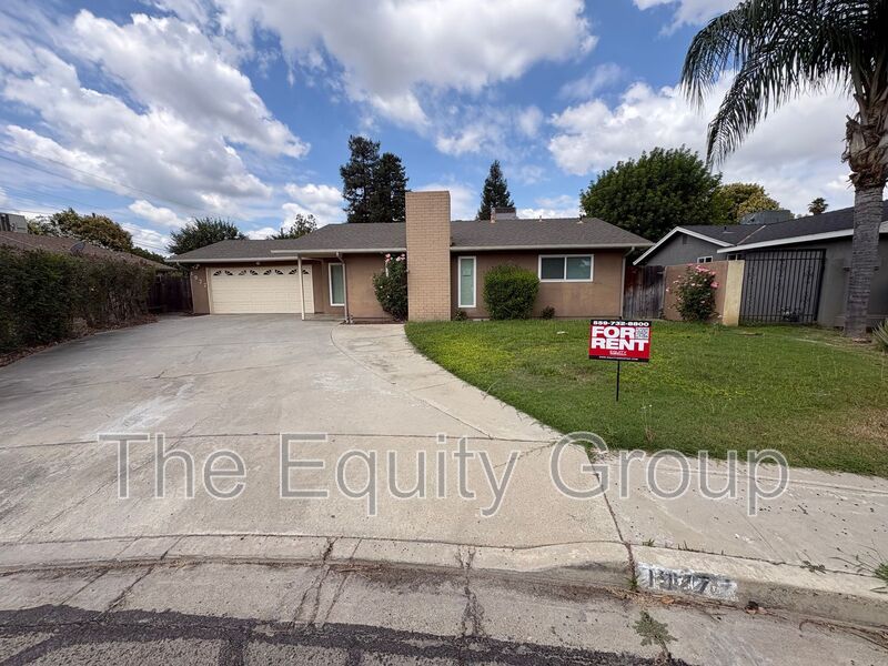 Visalia House: 1927 South Julieann Court