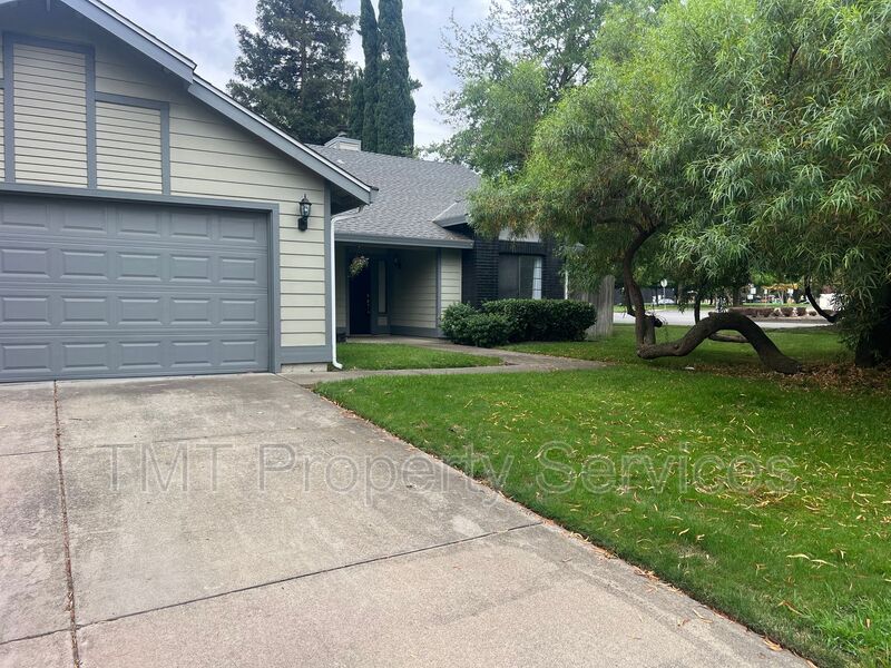 Sacramento House: 7761 Robert River Way