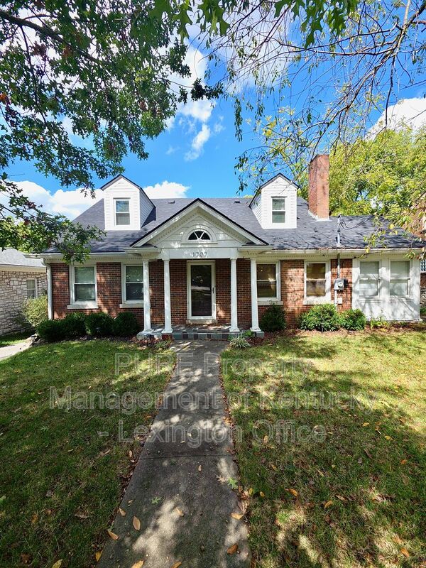 Lexington House: 1707 Versailles Road