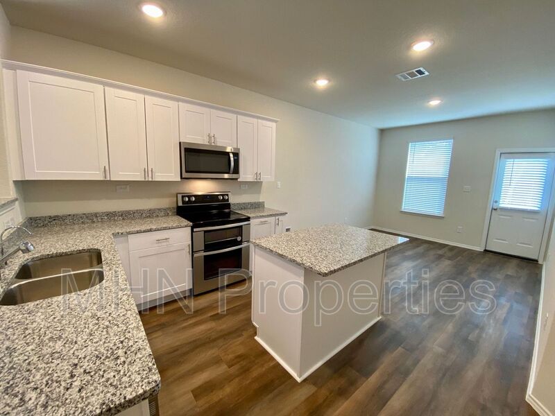 *First Time Rental*  3 bed/2 bath BRAND NEW BUILD home, located in Seguin! - Photo 11