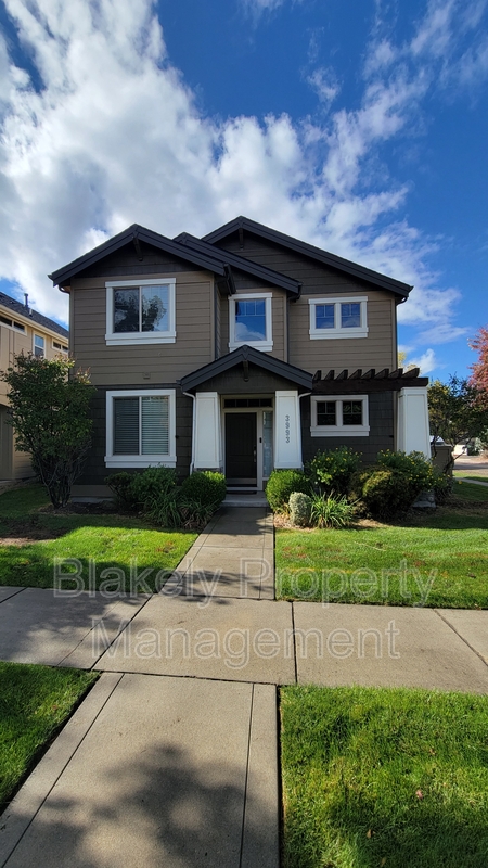 Meridian House: 3993 North Heritage View Avenue