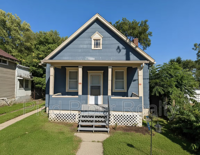 Freeport House: 316 E Winslow St