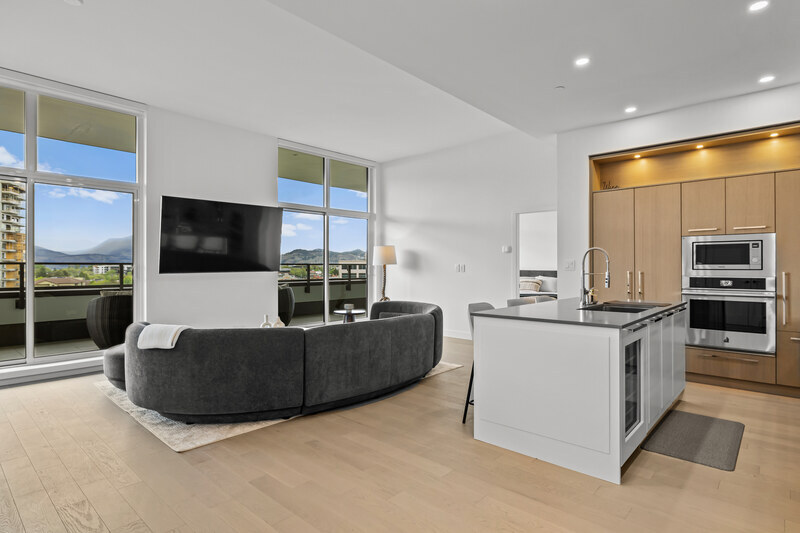 Kelowna Condo: 3389 Lakeshore Rd