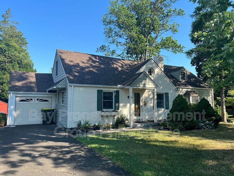 Hatboro House: 211 Bensal Rd