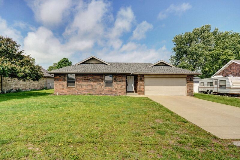 Nixa House: 205 S Smalley St