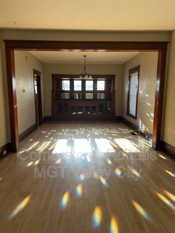 Valley City House: 141 6th St NW