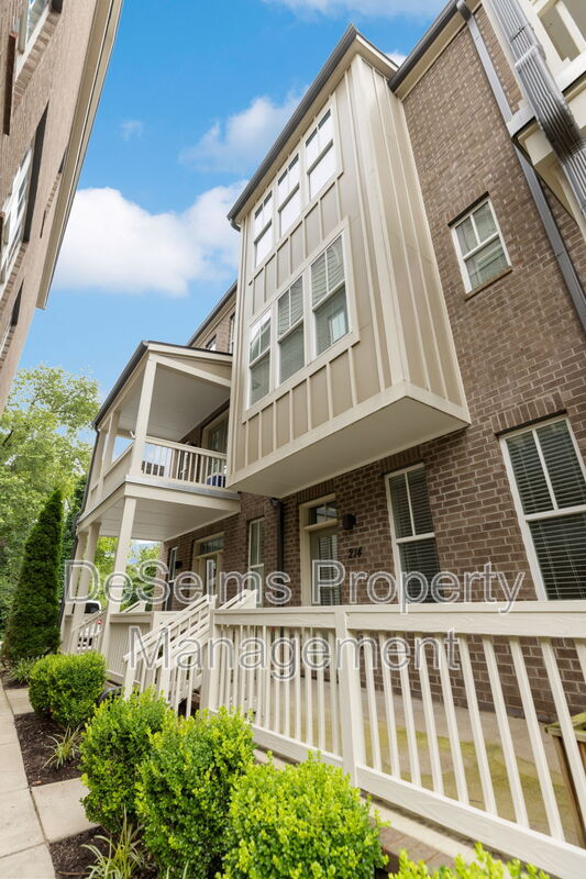 Nashville House: 214 Porter Village Circle