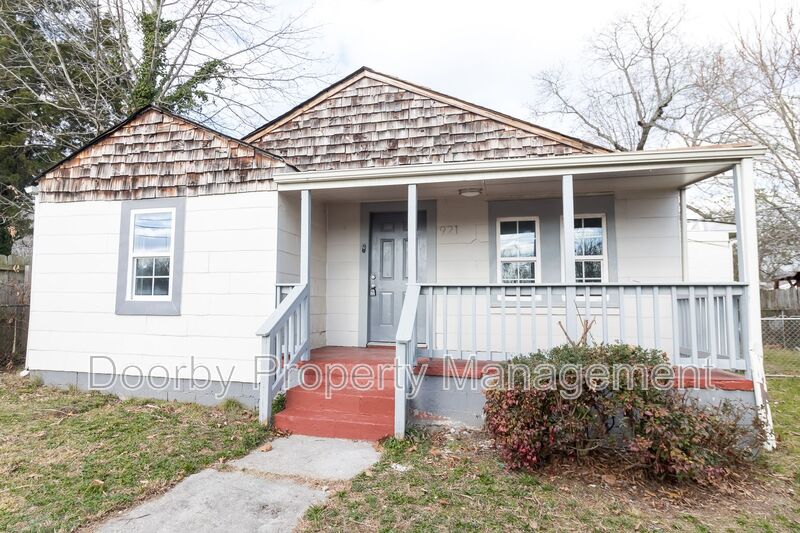 Chattanooga House: 921 East Ave