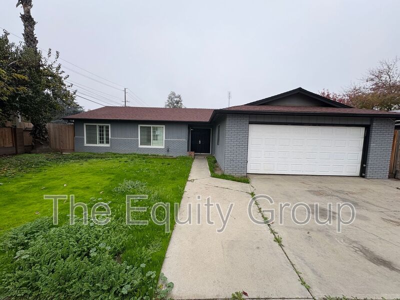 Visalia House: 1937 South Chinowth St