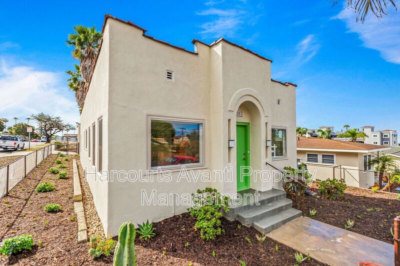 Oceanside House: 915 Civic Center Dr