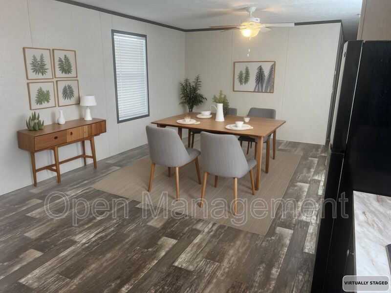 West Fargo House: 825 1st Ave E