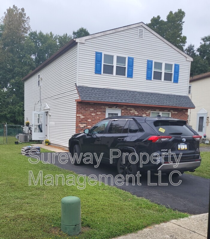 Essington Condo: 505 Corinthian Ave