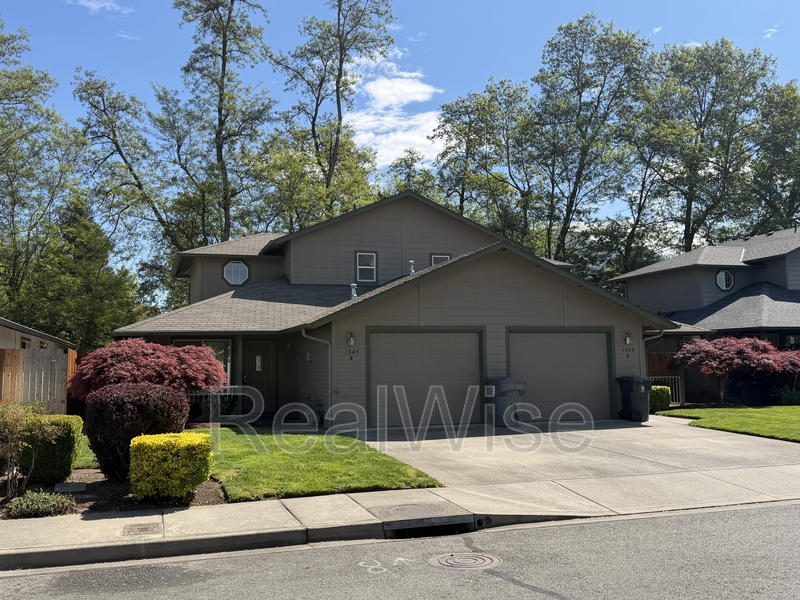 Grants Pass House: 1343 Golden Park Dr