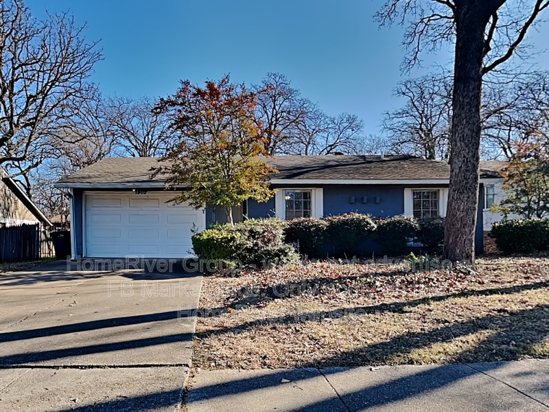 Euless House: 1402 Fair Oaks Blvd