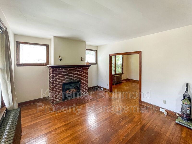 Richmond Condo: 2806 Hawthorne Avenue