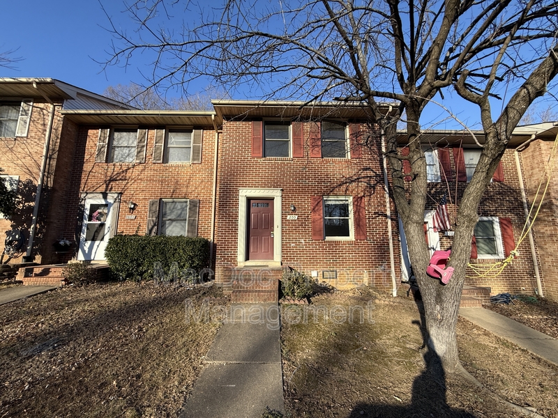 Fredericksburg Townhome: 200 Farrell Lane