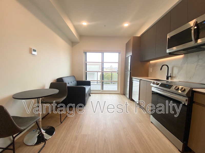 Kelowna Condo: 213-720 KLO Rd