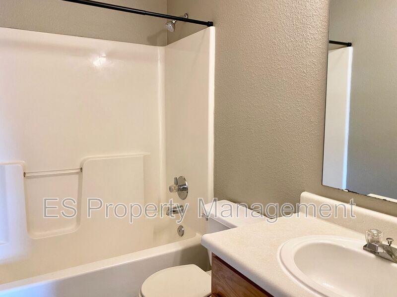 Great 3 Bedroom 2 Bathroom Ranch Style Home in Lawrence! - Photo 27