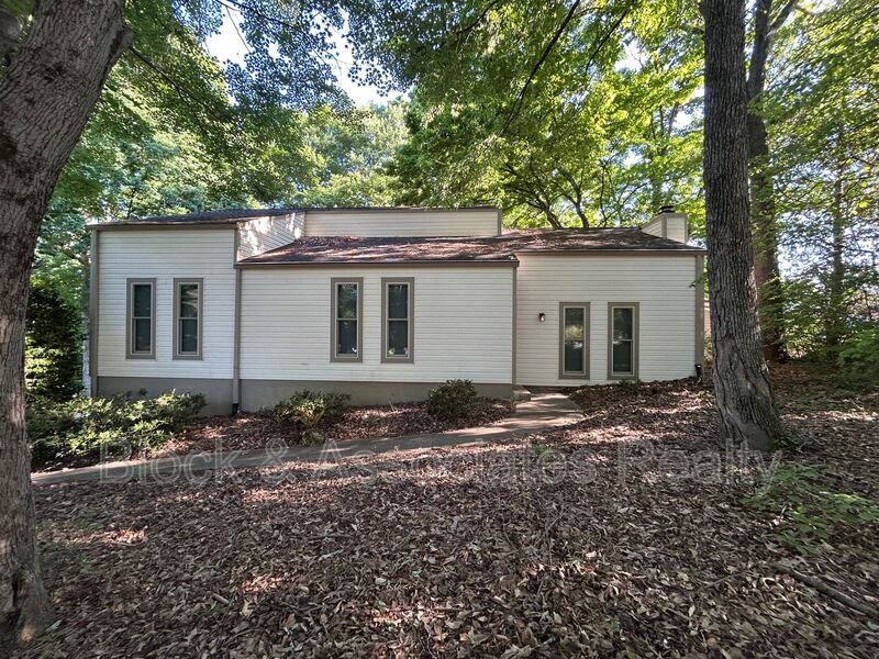 Winston-Salem House: 906 Forestglen Dr