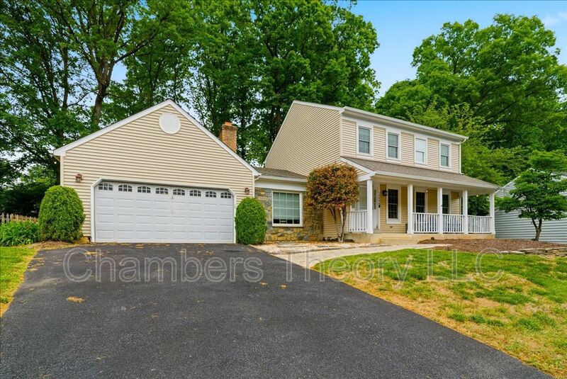 Fairfax House: 12226 Ox Hill Rd