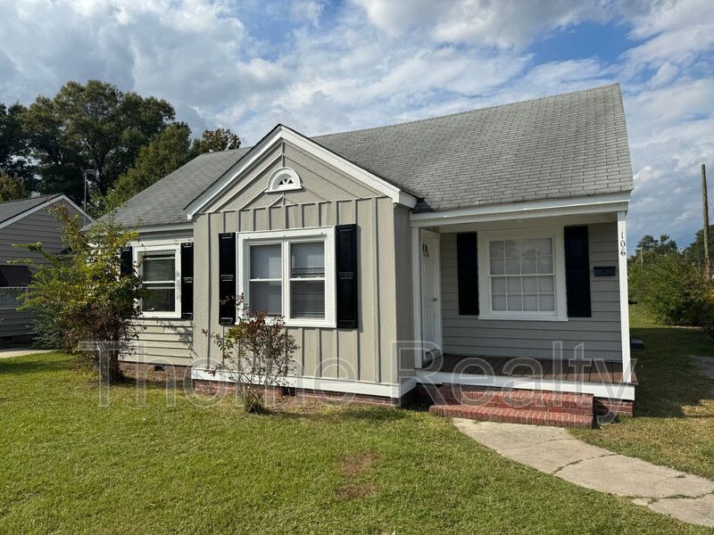 Tarboro House: 106 N Fairview Circle