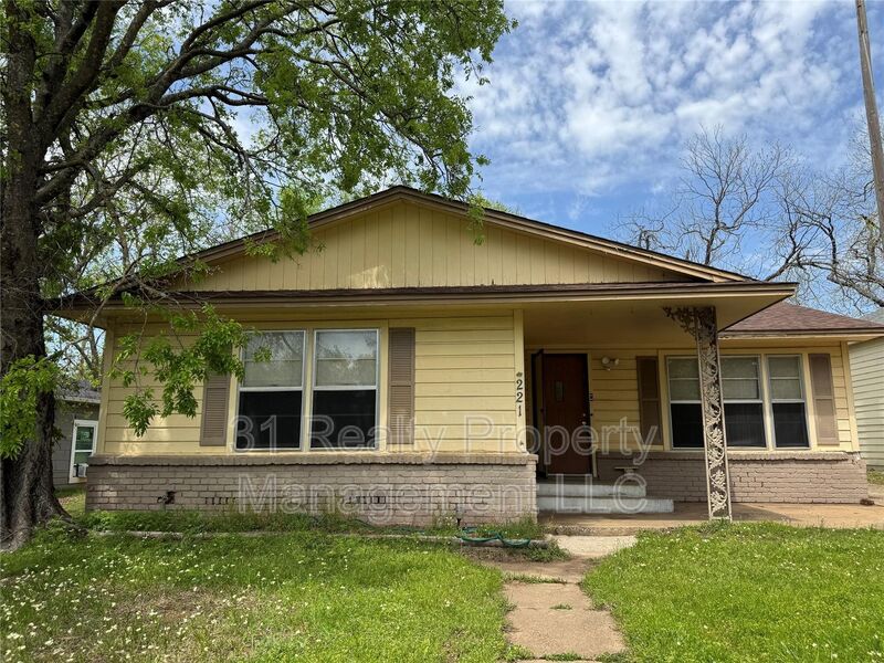 Denison House: 221 W Monterey St