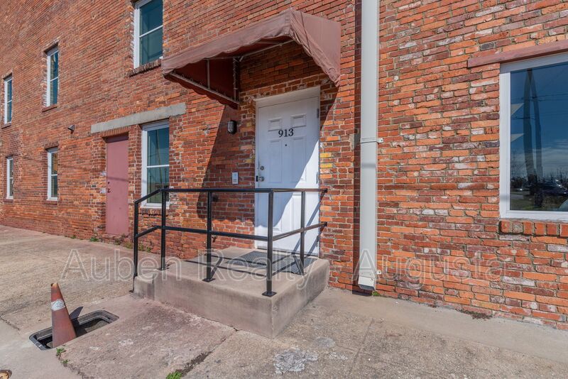 Augusta House: 913 Walker Street