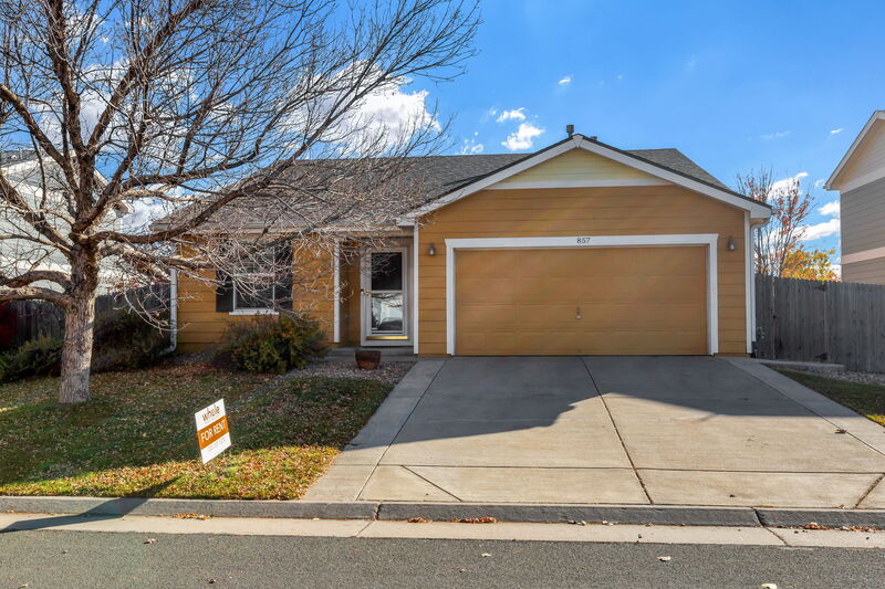 Lochbuie House: 857 Stagecoach Drive