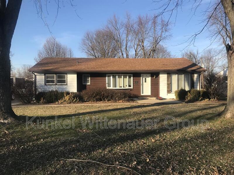 Fairview Heights House: 111 Kassing Ave