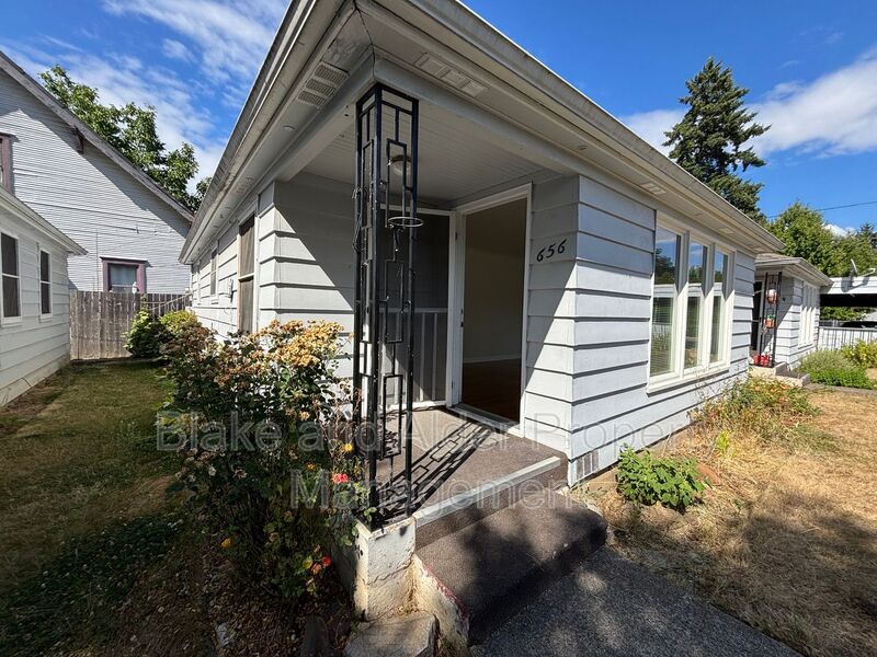 Salem House: 656 Breys Ave NE