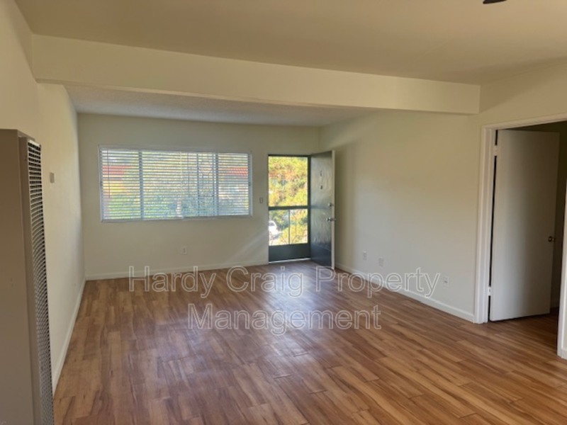 Montrose House: 3906 La Crescenta Avenue