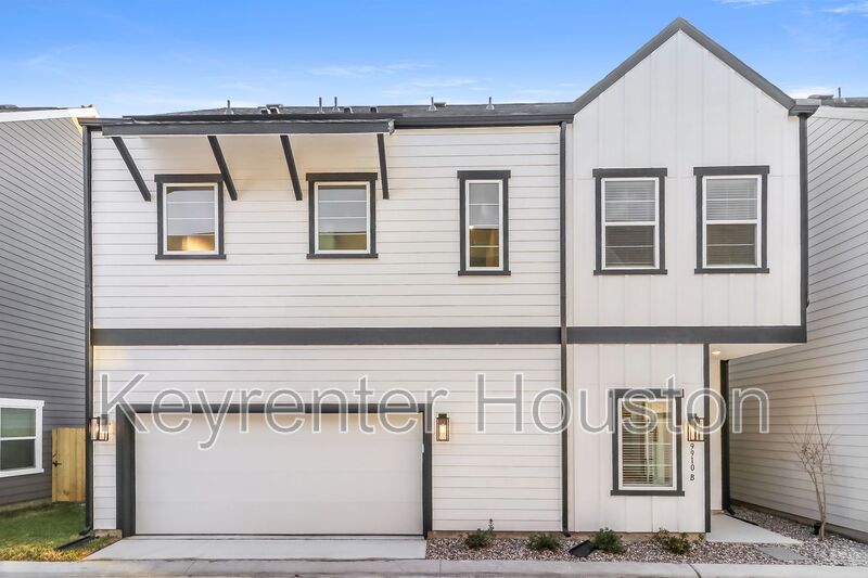 Houston House: 9910 Clark Rd