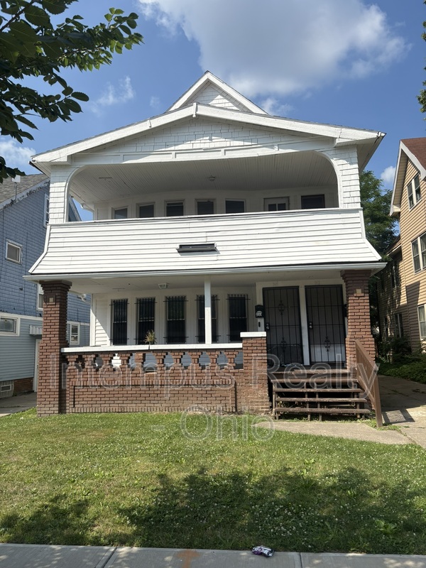 Cleveland House: 942 Eddy Rd