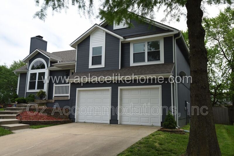 Overland Park House: 6303 W 155th Place