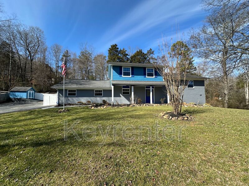 Clinton House: 300 Jefferson Ln