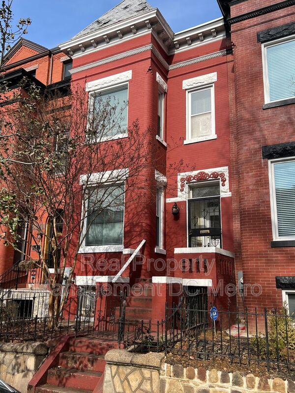 Washington Townhome: 32 Quincy Pl