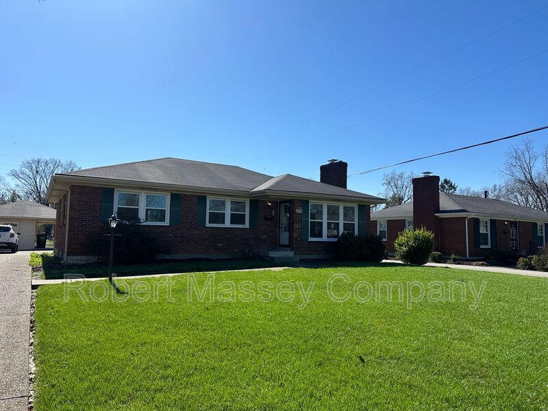 Louisville House: 6892 Green Meadow Circle