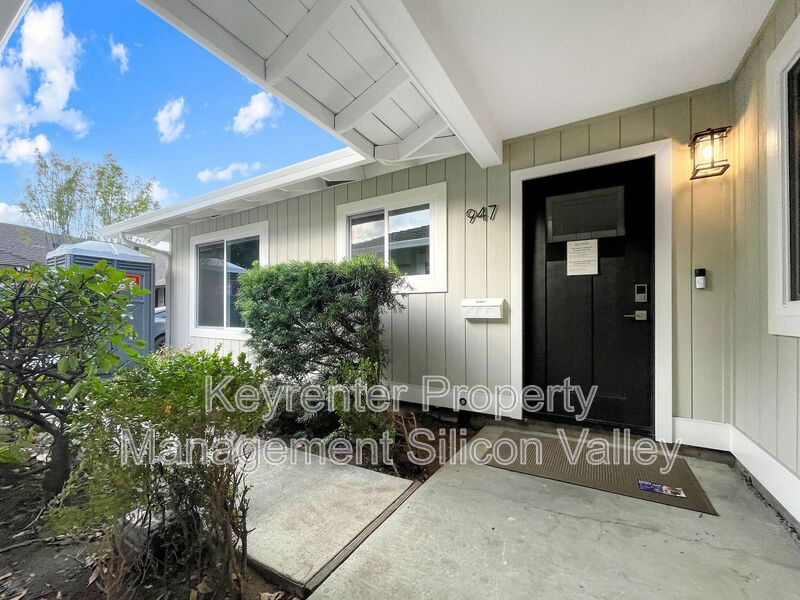 Mountain View House: 947 Miramonte Ave