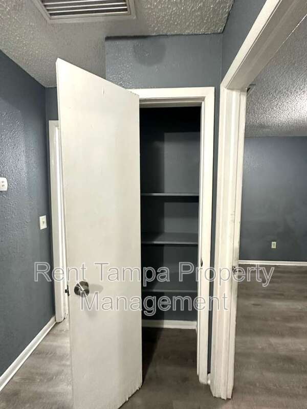 Tampa House: 8304 North Mulberry Street