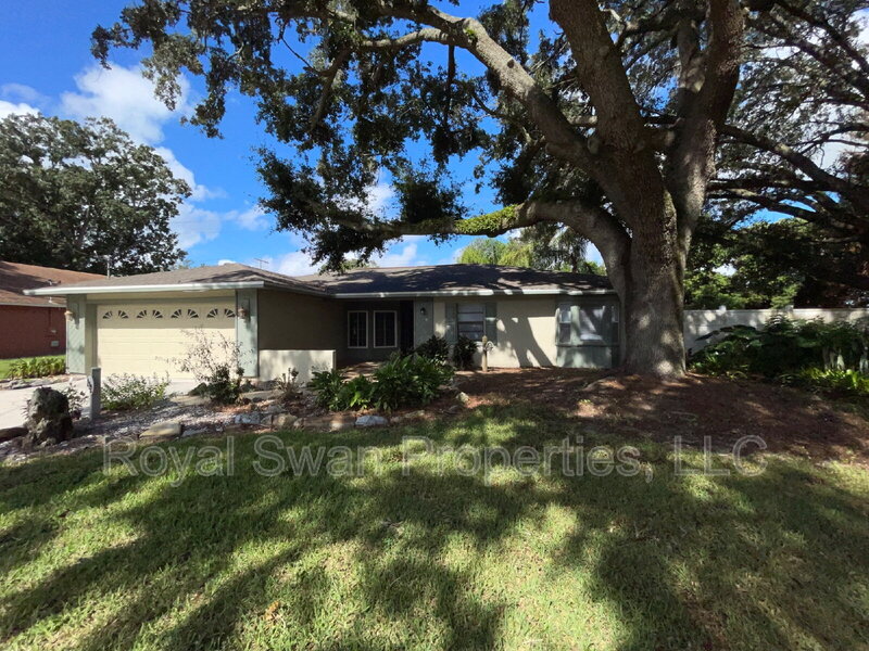 Auburndale House: 222 Lakeview Drive