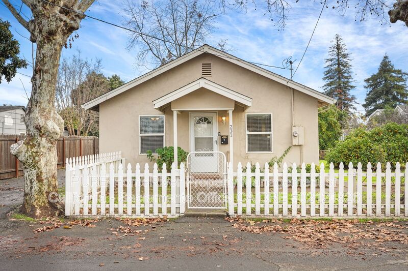 Roseville House: 231 La Rue Aly