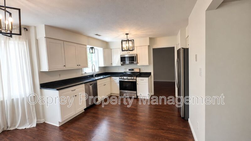 Spacious 4-Bedroom Cul-de-Sac Home with Fenced Yard! - Photo 3