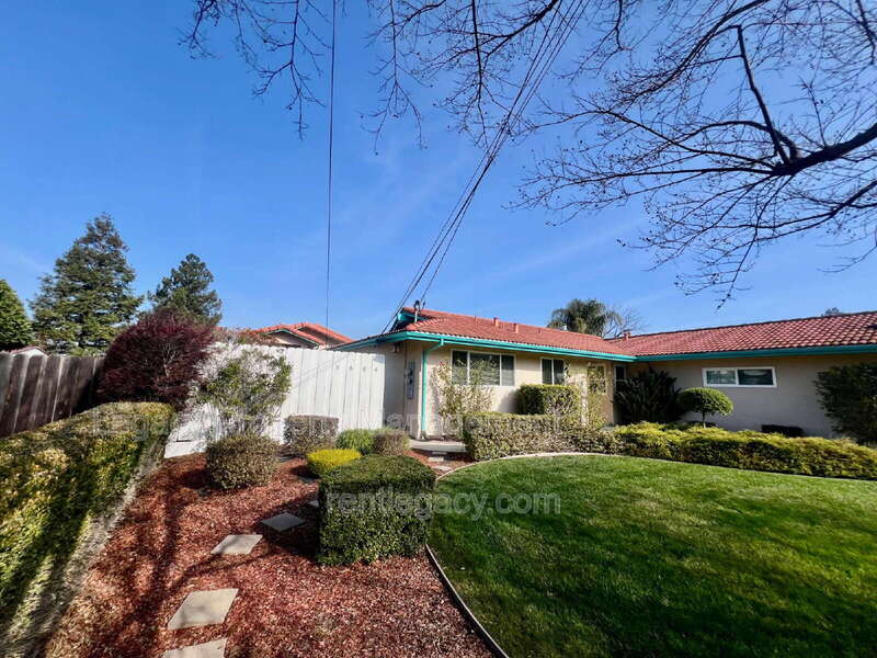 Concord House: 3884 Bayview Cir