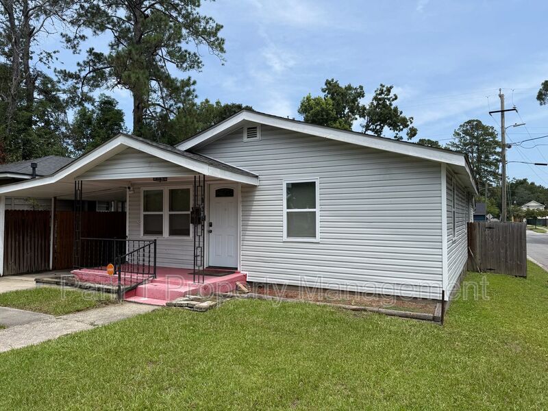 Savannah House: 1320 E 58th St