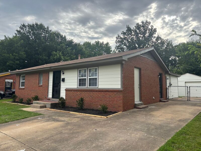 Memphis House: 1262 S White Station Rd