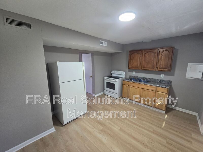 Columbus House: 446 S Yale Ave