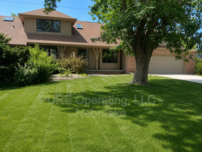 Omaha House: 15527 Mason Cir