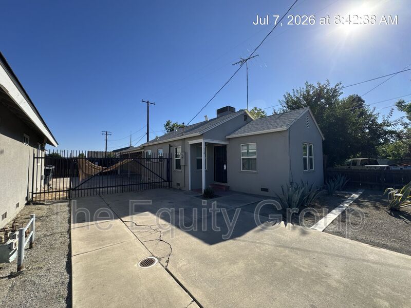 Visalia House: 710 East Tulare Avenue