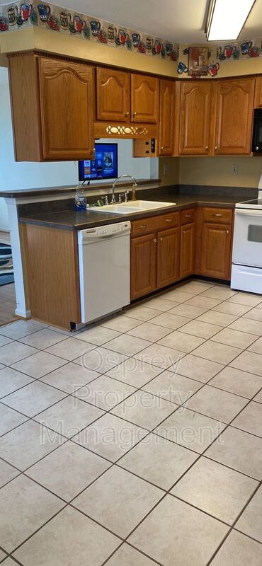 Beautiful wood flooring 4 Bedroom Home!! - Photo 4
