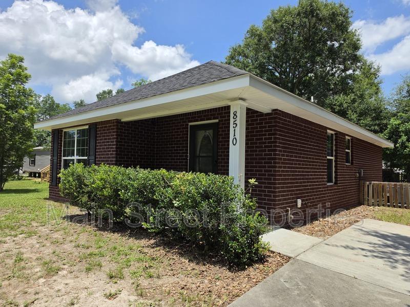 Pensacola House: 8510 Pond Avenue